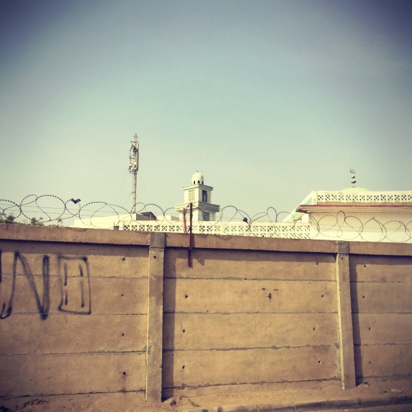 Mosquée, minaret et tours télécommunications derrière un mur aux fils barbelés #Off2Africa 35 Dakar Sénégal © Gilles Denizot 2016