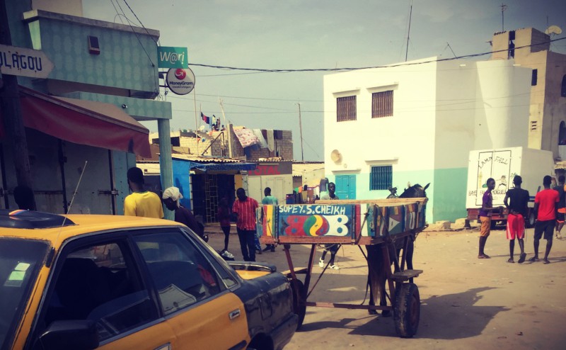 Scène de vie à Yoff, taxi et charrette à cheval, gens dans la rue #Off2Africa 44 Dakar Ziguinchor Sénégal © Gilles Denizot 2017
