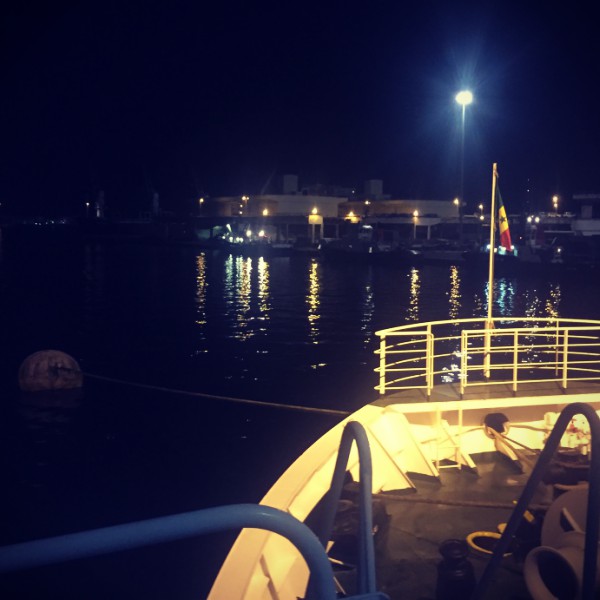 À bord du Diambogne, de nuit, avant de quitter le port de Dakar v