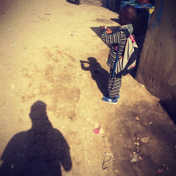 Un gamin dans une rue ensablée de Yoff #Off2Africa 39 Dakar Sénégal © Gilles Denizot 2017
