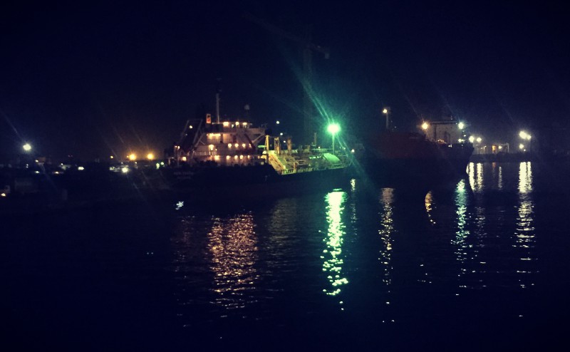 Vue de nuit sur les ferrys et cargos du port de Dakar #Off2Africa 44 Dakar Ziguinchor Sénégal © Gilles Denizot 2017