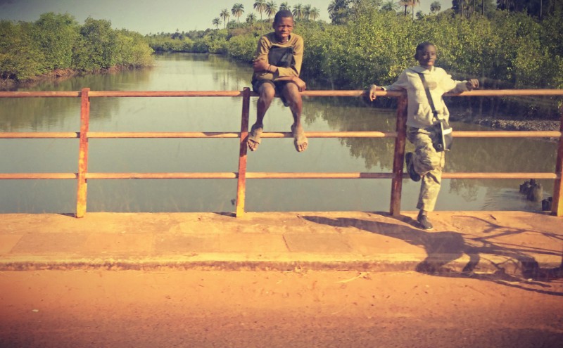 Deux gamins sur un pont dans la mangrove #Off2África 49 Ziguinchor Bissau © Gilles Denizot 2017