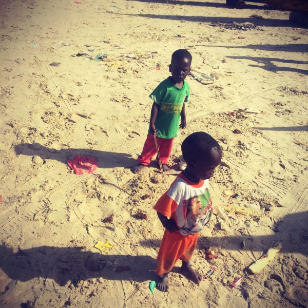 Deux gamins jouent dans le sable à Yoff #Off2Africa 39 Dakar Sénégal © Gilles Denizot 2017