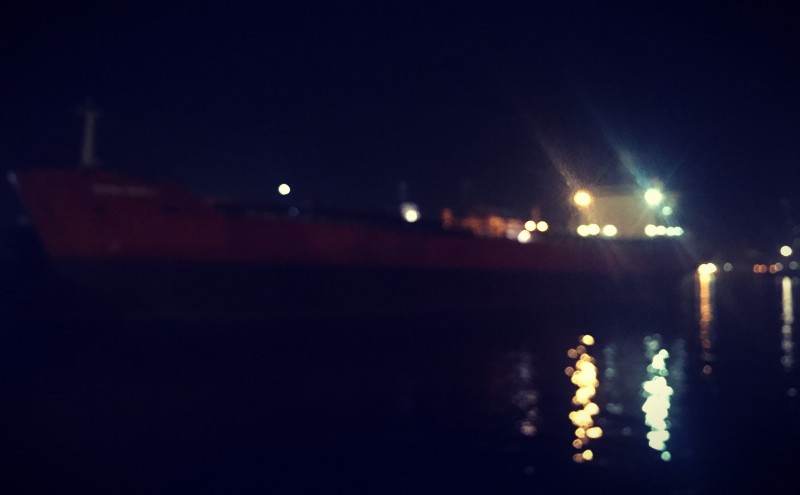Vue floue d'un cargo de nuit au port de Dakar
