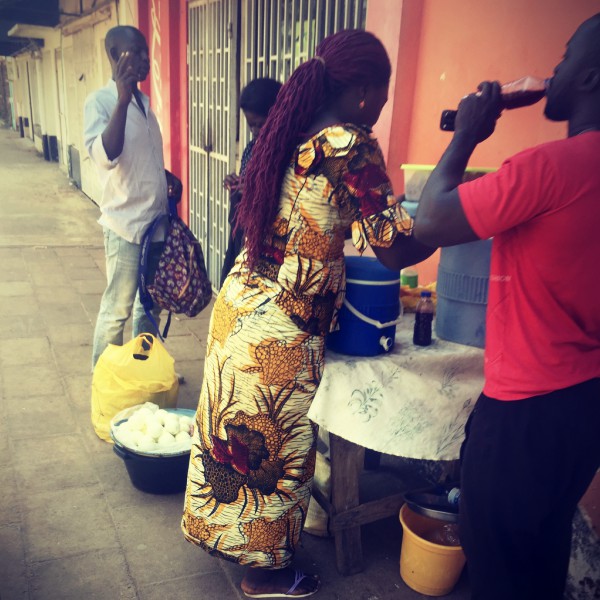 Stand de jus frais, des hommes et des femmes #Off2África 49 Ziguinchor Bissau © Gilles Denizot 2017