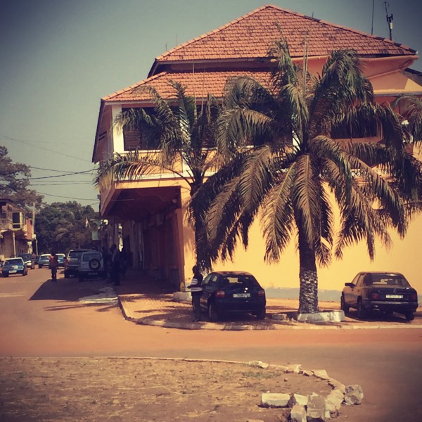 Grande maison jaune et palmiers dans Bissau #Off2África 49 Ziguinchor Bissau © Gilles Denizot 2017