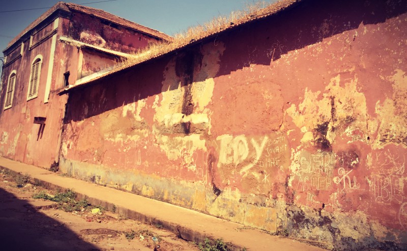 Grand mur ocre délabré et bâtiment ocre #Off2África 49 Ziguinchor Bissau © Gilles Denizot 2017
