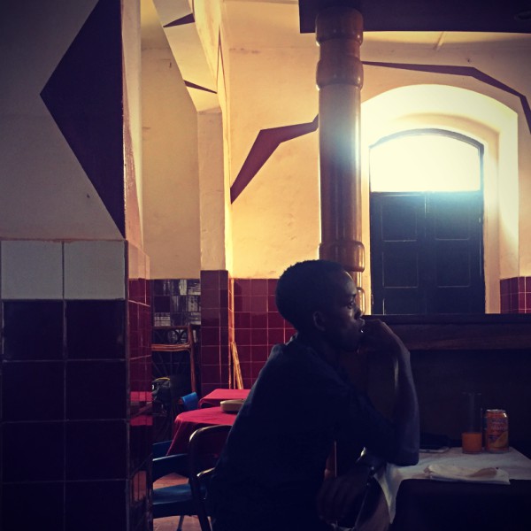 Dans un restaurant de Bissau, un homme seul à une table #Off2África 49 Ziguinchor Bissau © Gilles Denizot 2017