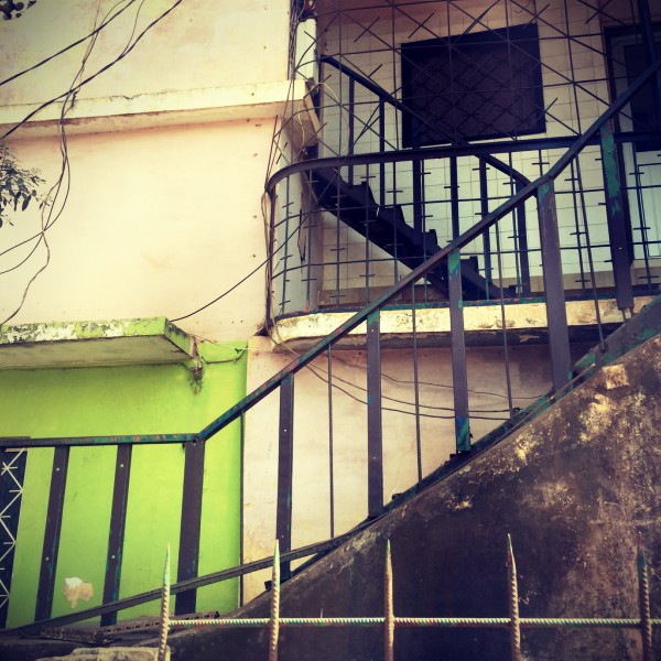 Balcons et escaliers d'une maison blanche et verte #Off2África 49 Ziguinchor Bissau © Gilles Denizot 2017