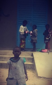 Cour d'école, porte bleue et quatre fillettes #Off2Africa 47 Bignona Casamance Sénégal © Gilles Denizot 2017