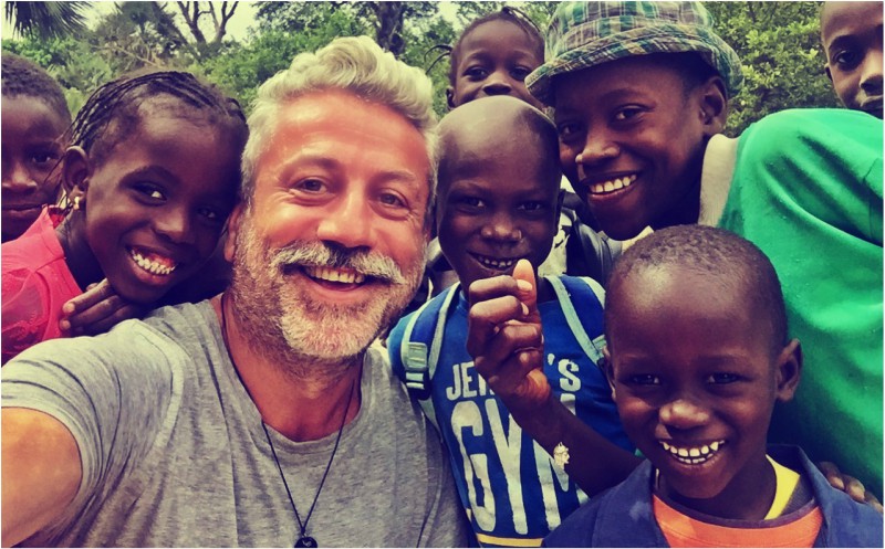 Selfie aux écoliers de Bignona en Casamance © Gilles Denizot 2017