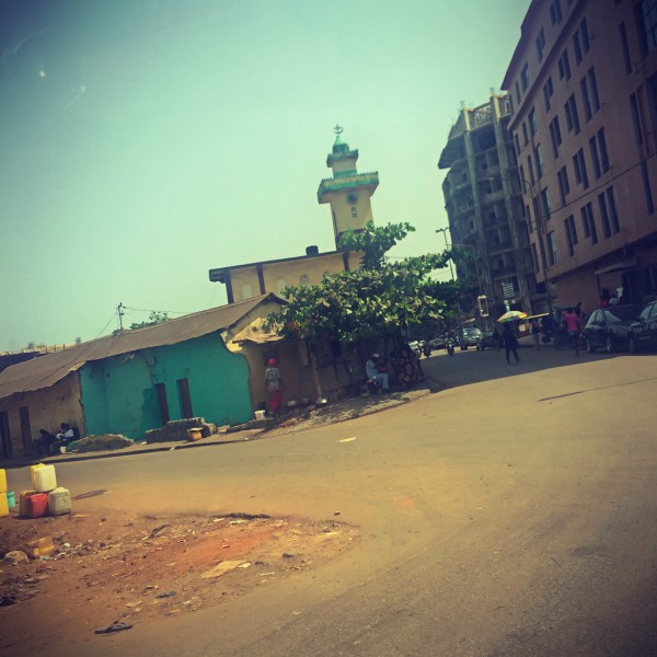 Une rue de Conakry, au loin un minaret #Off2Africa 56 Conakry Guinée © Gilles Denizot 2017