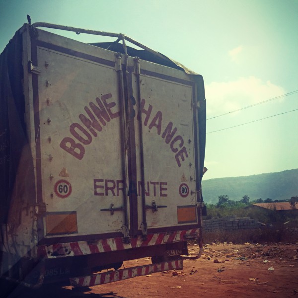 Le cul d'un camion en Guinée dit Bonne Chance Errante #Off2Africa 59 Kindia Guinée © Gilles Denizot 2017