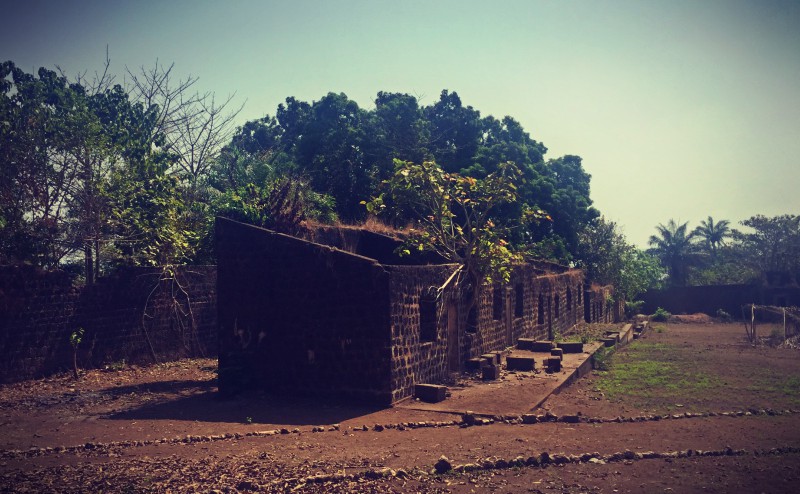 Constructions abandonnées du bagne, cellules entourées de terre et de végétation #Off2Africa 63 Loos Guinée © Gilles Denizot 2017