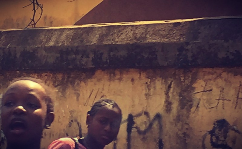 Écolières de Conakry devant un mur d'école #Off2Africa 55 Conakry Guinée © Gilles Denizot 2017
