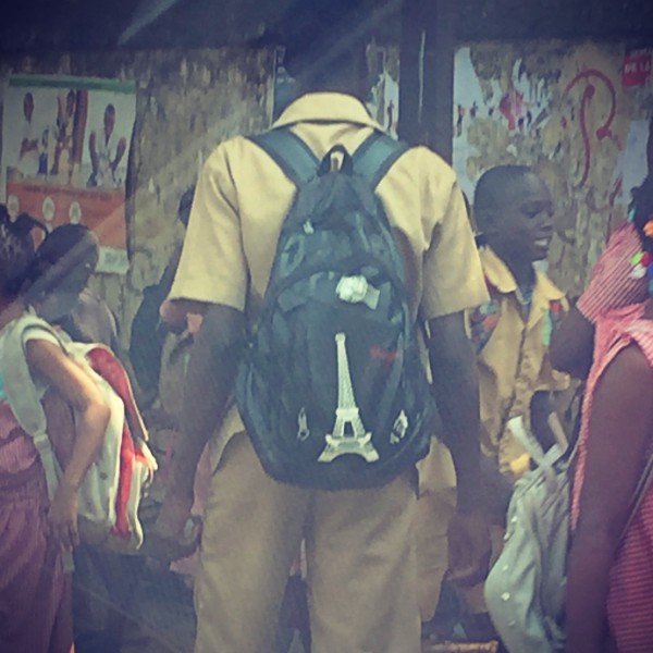 Un écolier portant un sac Tour Eiffel entouré d'autres écoliers #Off2Africa 55 Conakry Guinée © Gilles Denizot 2017