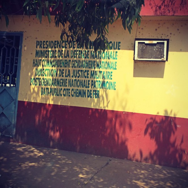 Entrée d'un poste de gendarmerie nationale, porte bleue, mur rouge et jaune #Off2Africa 68 Conakry Guinée © Gilles Denizot 2017