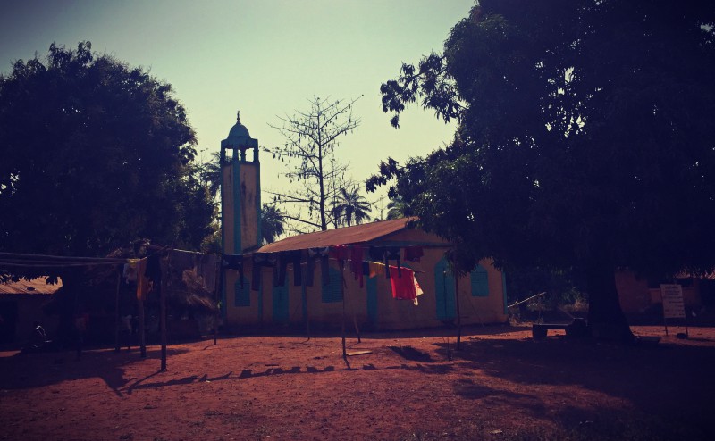 Une mosquée, son minaret, et du linge qui sèche en plein air #Off2Africa 61 Kindia Guinée © Gilles Denizot 2017