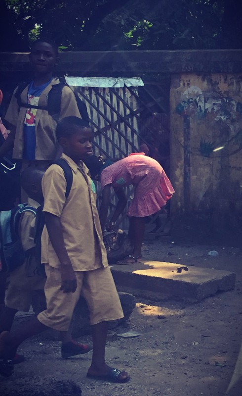 Des écoliers à la sortie des cours #Off2Africa 55 Conakry Guinée © Gilles Denizot 2017