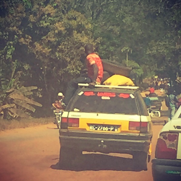 Un homme sur le toit d'une voiture #Off2Africa 59 Kindia Guinée © Gilles Denizot 2017