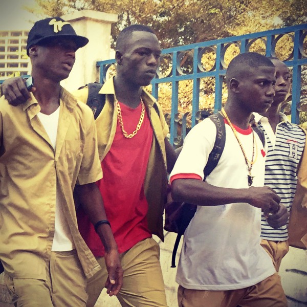 Groupe de quatre étudiants marchant en ligne #Off2Africa 55 Conakry Guinée © Gilles Denizot 2017
