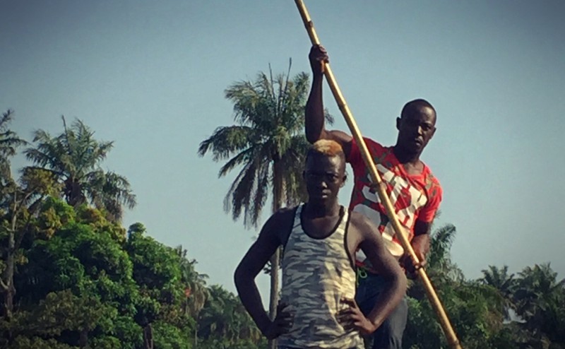 Deux hommes debout, celui de derrière tient une pagaye #Off2Africa 63 Loos Guinée © Gilles Denizot 2017
