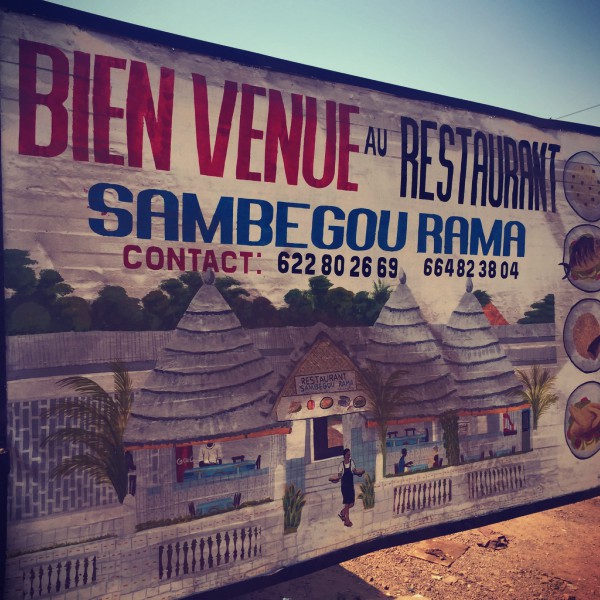 Une affiche annonce la BIEN VENUE au restaurant Sambegou Rama #Off2Africa 59 Kindia Guinée © Gilles Denizot 2017