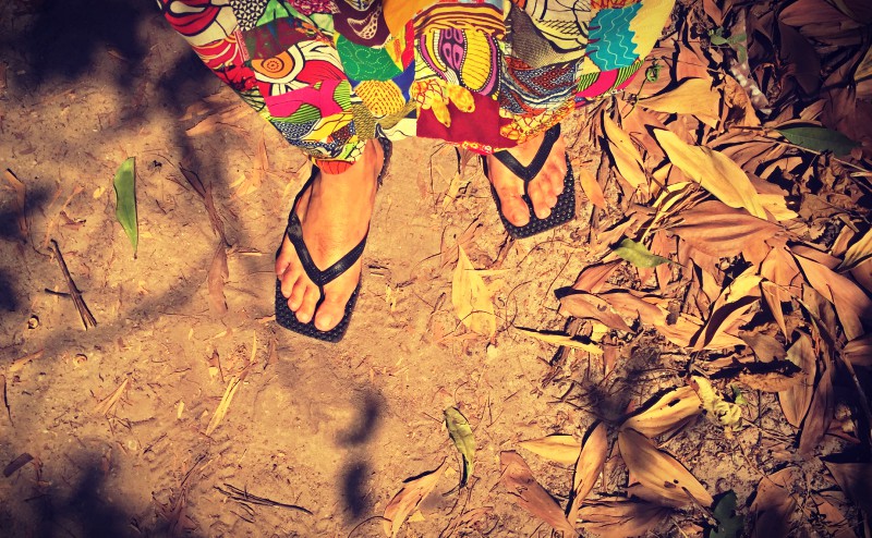 Selfie aux chaussures de Sri Lanka, pantalon du Sénégal sur la terre de Guinée #Off2Africa 61 Kindia Guinée © Gilles Denizot 2017