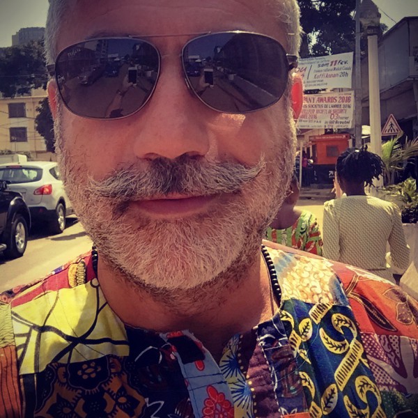 Selfie à la tenue Baye Fall et moustaches Rajasthani #Off2Africa 68 Conakry Guinée © Gilles Denizot 2017
