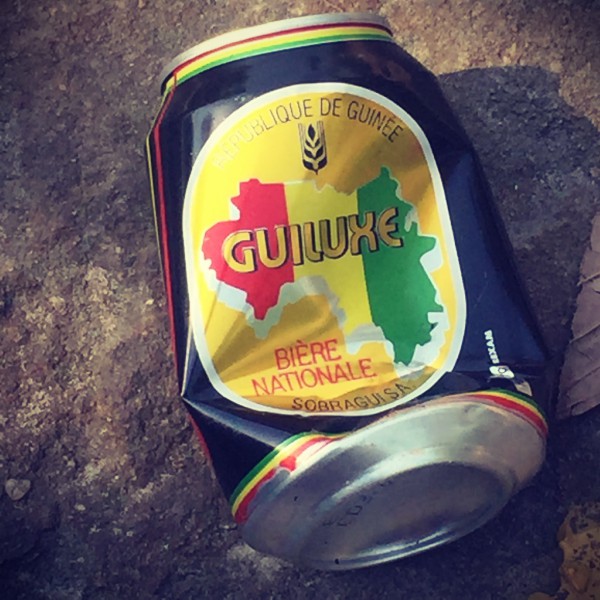 Pollution ! Cannette de bière froissée et jetée sur le sol #Off2Africa 61 Kindia Guinée © Gilles Denizot 2017