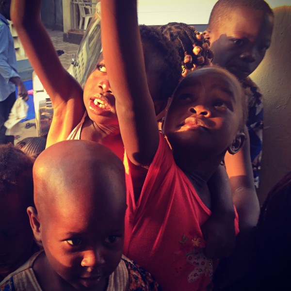 Un groupe d'enfants #Off2Africa 71 Conakry Guinée © Gilles Denizot 2017