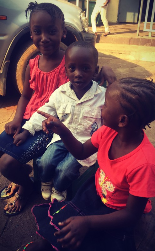 Trois enfants assis ensemble #Off2Africa 71 Conakry Guinée © Gilles Denizot 2017