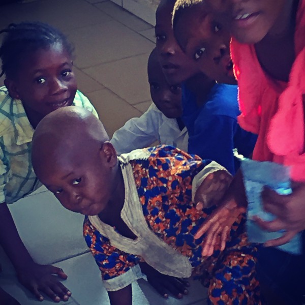Un groupe d'enfants regardent l'objectif #Off2Africa 71 Conakry Guinée © Gilles Denizot 2017