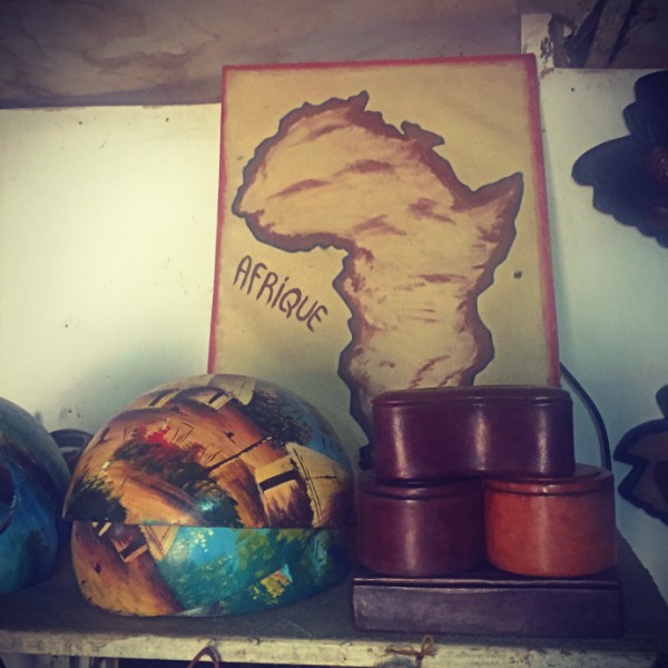 Un dessin de l'Afrique contre un mur, deux callebasses peintes et des boîtes en cuir #Off2Africa 77 Conakry Guinée © Gilles Denizot 2017