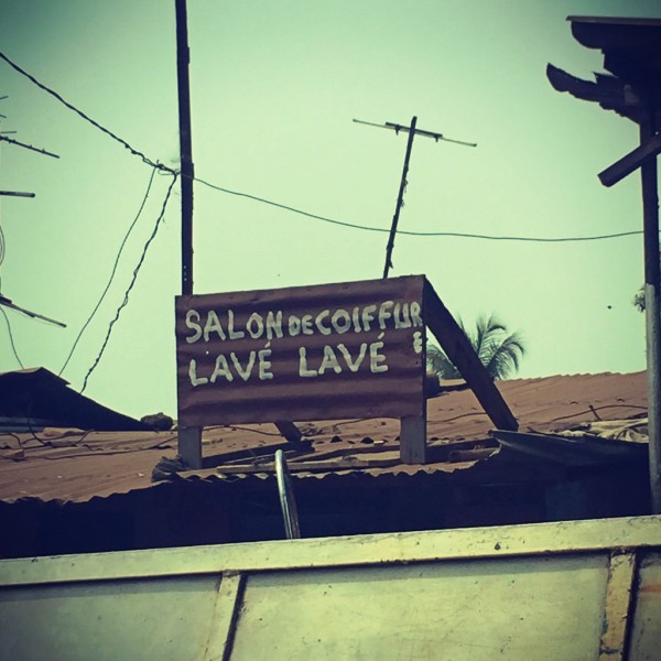 Pancarte du salon de coiffure lavé lavé #Off2Africa 79 Conakry Guinée © Gilles Denizot 2017