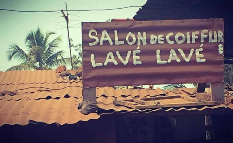 Pancarte du salon de coiffure LAVÉ LAVÉ #Off2Africa 79 Conakry Guinée © Gilles Denizot 2017
