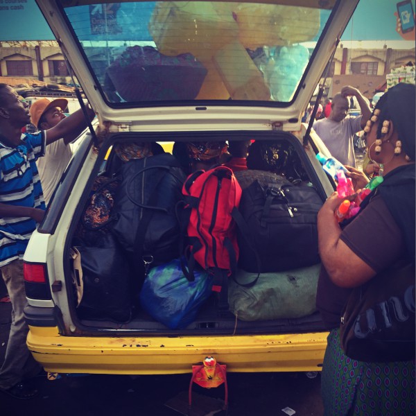 Le coffre ouvert d'un taxi-brousse, rempli à ras bord de bagages #Off2Africa 82 Mamou Guinée © Gilles Denizot 2017