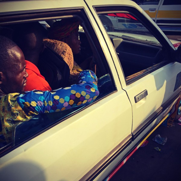 En voiture, direction le centre de la Guinée #Off2Africa 82 Mamou Guinée © Gilles Denizot 2017
