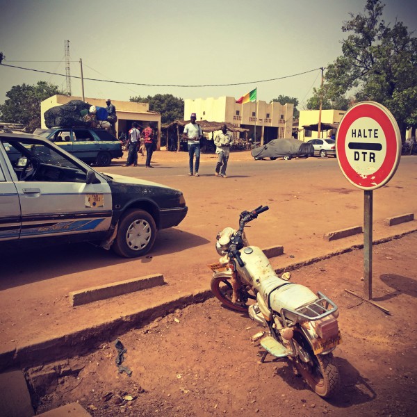 Poste-frontière entre la Guinée et le Mali #Off2Africa 84 Kankan Guinée — Bamako Mali © Gilles Denizot 2017