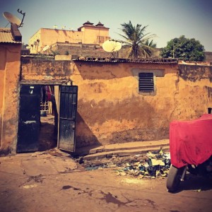 Une porte ouverte sur un enclos #Off2Africa 85 Bamako Mali © Gilles Denizot 2017