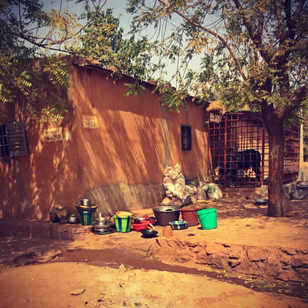 Vaisselle devant une maison de Bamako #Off2Africa 85 Bamako Mali © Gilles Denizot 2017