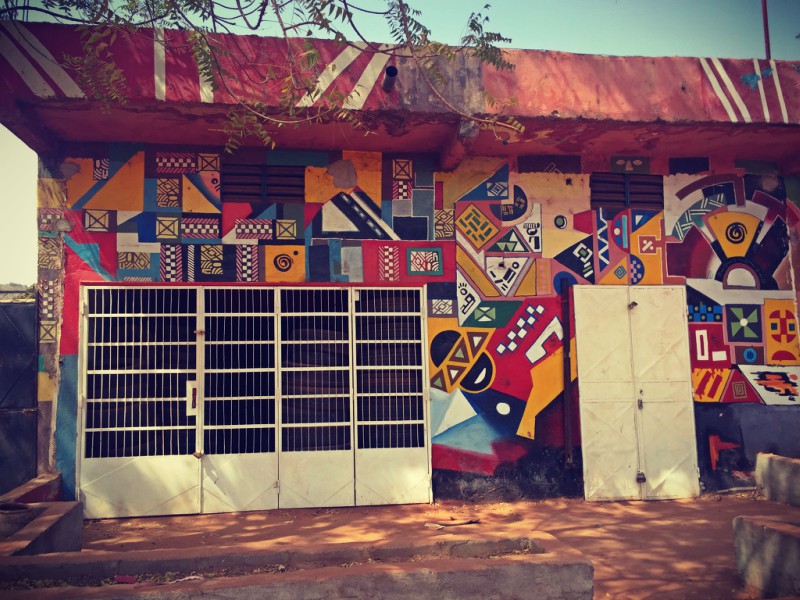 Une façade colorçée et artistique dans Bamako #Off2Africa 85 Bamako Mali © Gilles Denizot 2017