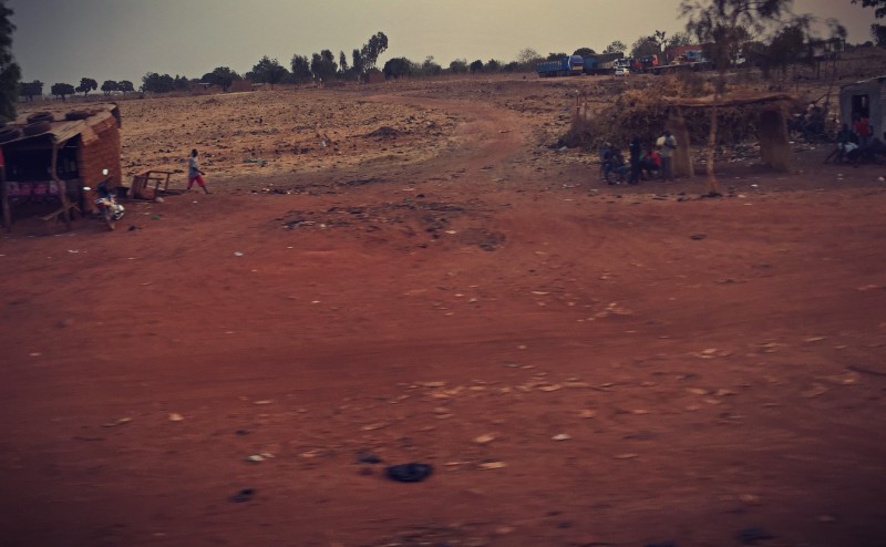 La terre rouge des champs #Off2Africa 88 Sikasso Mali © Gilles Denizot 2017
