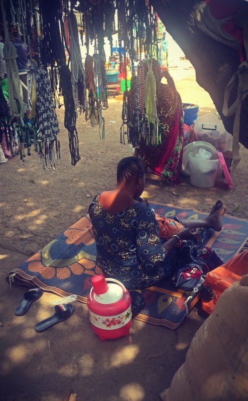 Sous un arbre, une femme fabrique et vend des collliers #Off2Africa 89 Bouaké Côte d'Ivoire