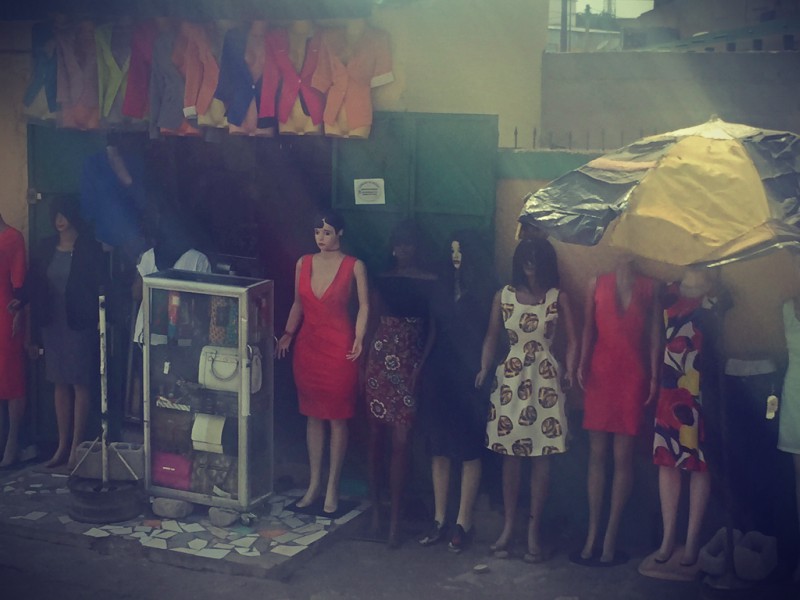 Des mannequins alignés dans une échoppe #Off2Africa 89 Bouaké Côte d'Ivoire
