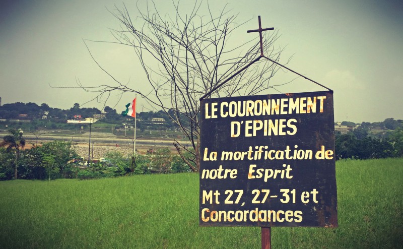 Pancarte annonçant les Mystères Douloureux #Off2Africa 93 Abidjan Côte d'Ivoire © Gilles Denizot 2017