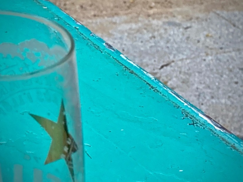 Un bord de table turquoise en métal et un verre de bière vide #HolaBCN Elémentaire Vicenç © Gilles Denizot 2022