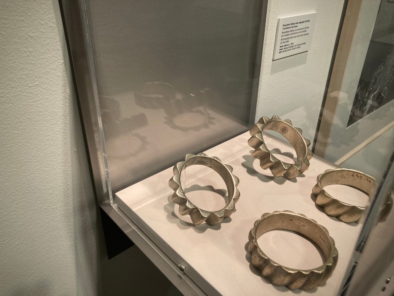 Dans une vitrine, quatre bracelets en argent © Gilles Denizot 2022