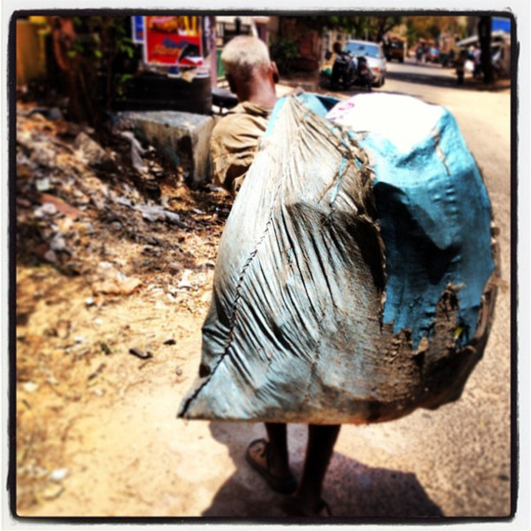 Un homme âgé dans une rue de Chennai (Inde) portant un énorme sac de détritus © #NoVisa Gilles Denizot 2013