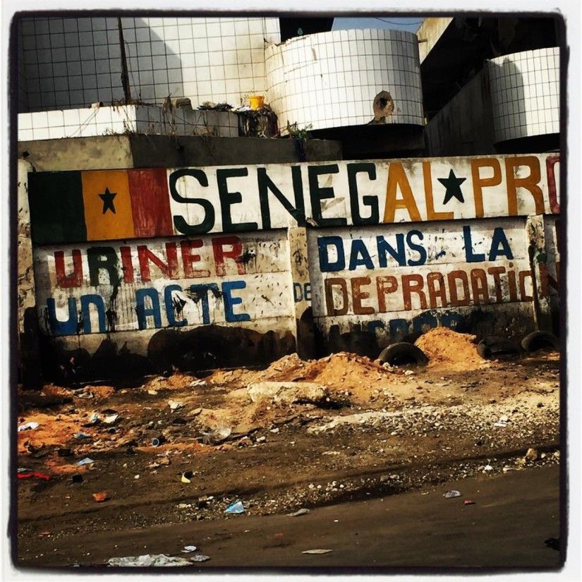 Un panneau incite à ne pas uriner là (alors que la zone est bien sale…) #Off2Africa 39 Dakar Sénégal © Gilles Denizot 2017